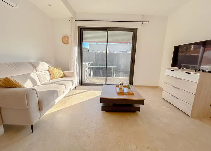 Centrale Climatisee Deux Chambres Terrasse Parking, Saint Raphael